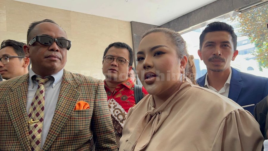 Lisa Mariana menjalani tes DNA di Gedung Bareskrim Polri, Jakarta, Kamis (7/8).(Foto:RadioElshinta)